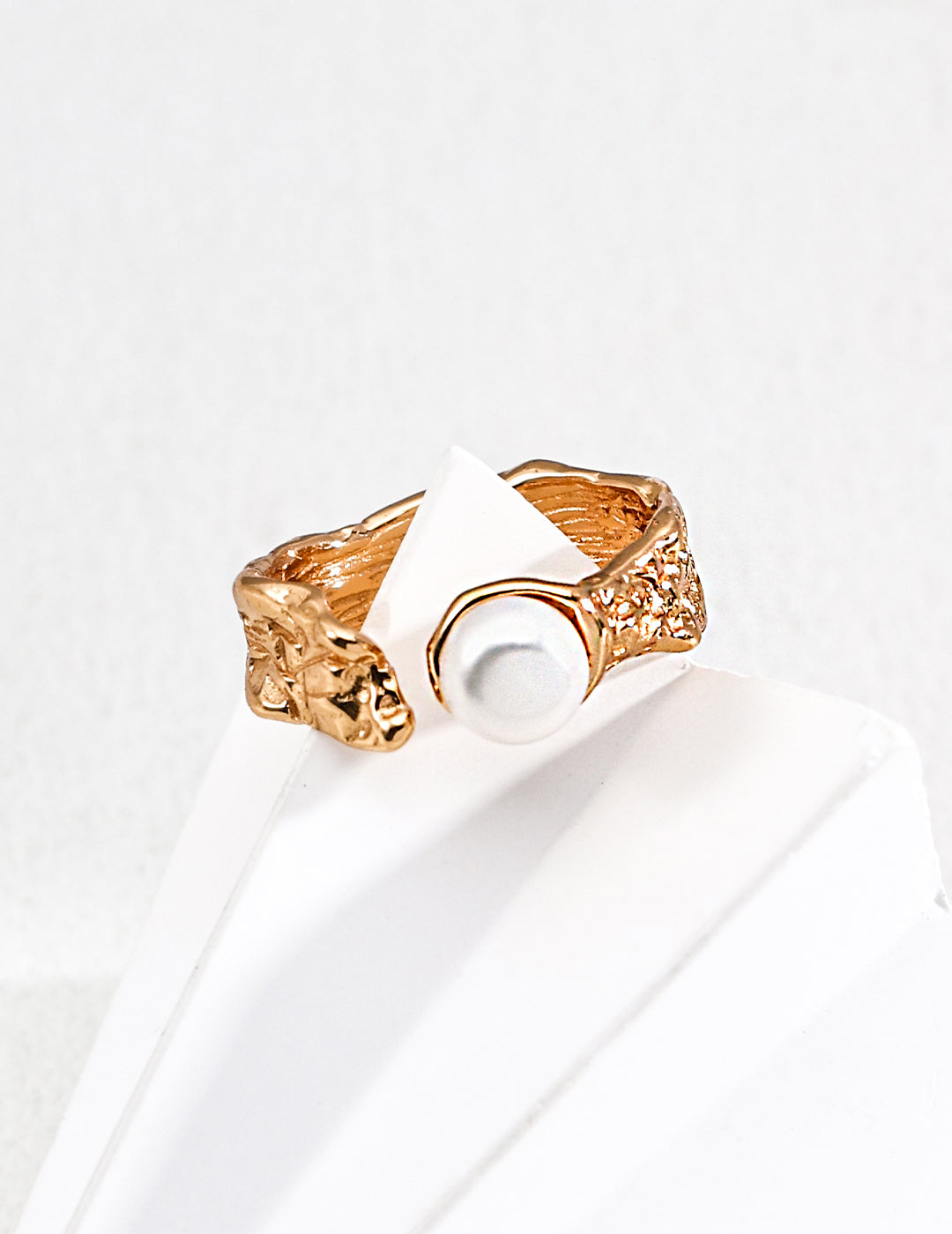 Gold ring with a central pearl