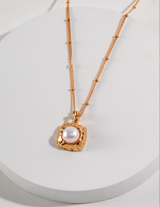 Glow Pearl Pendant necklace 18kgold